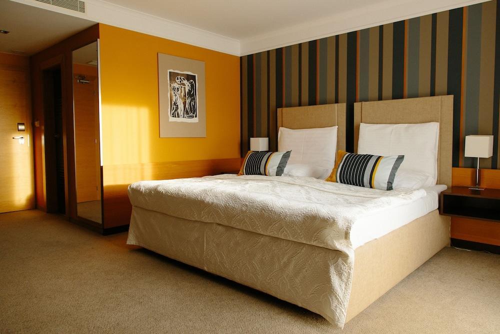 Impiq Hotel Τρνάβα Εξωτερικό φωτογραφία