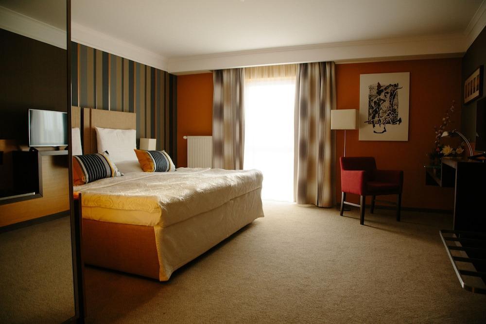 Impiq Hotel Τρνάβα Εξωτερικό φωτογραφία