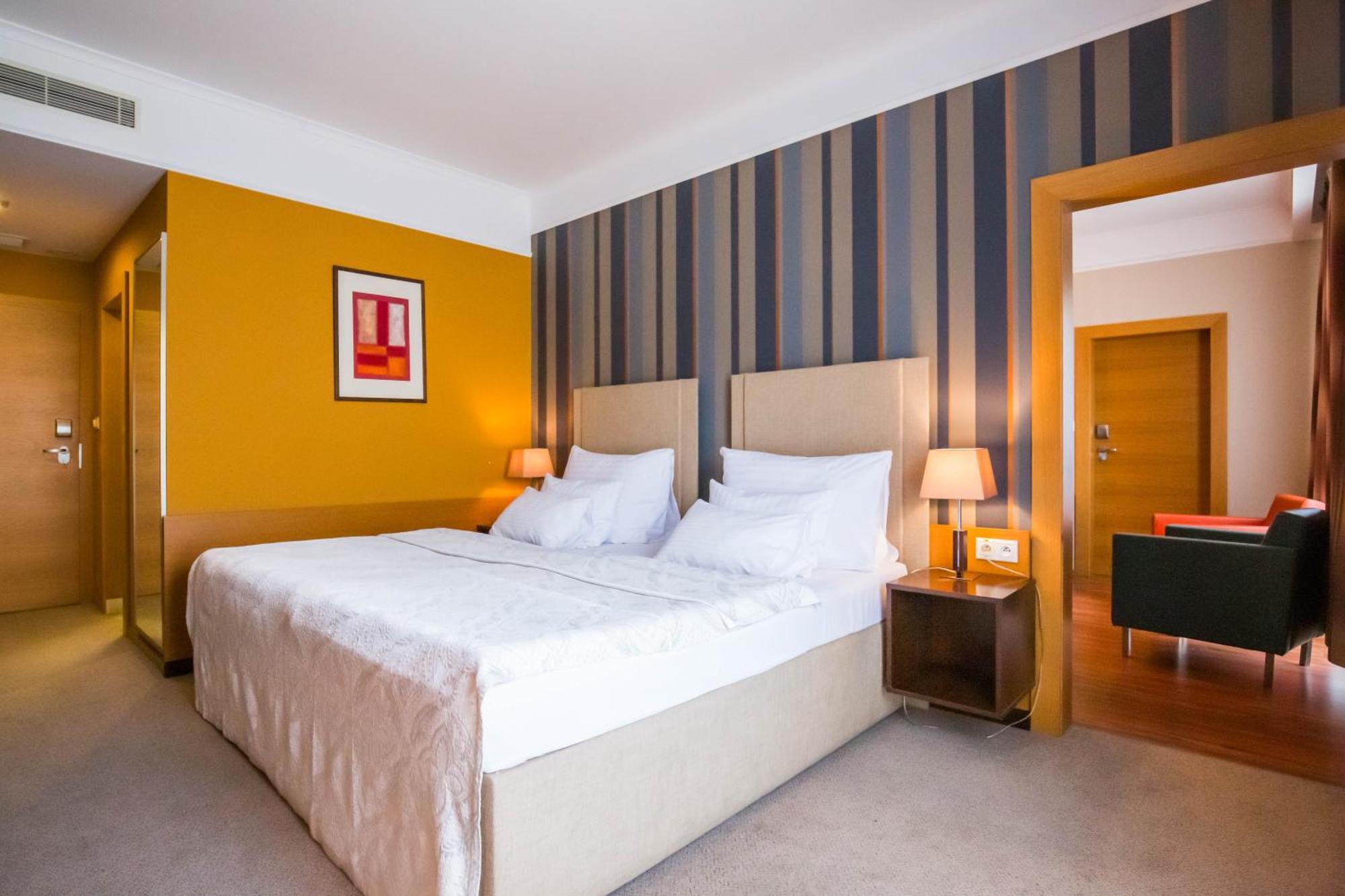 Impiq Hotel Τρνάβα Εξωτερικό φωτογραφία