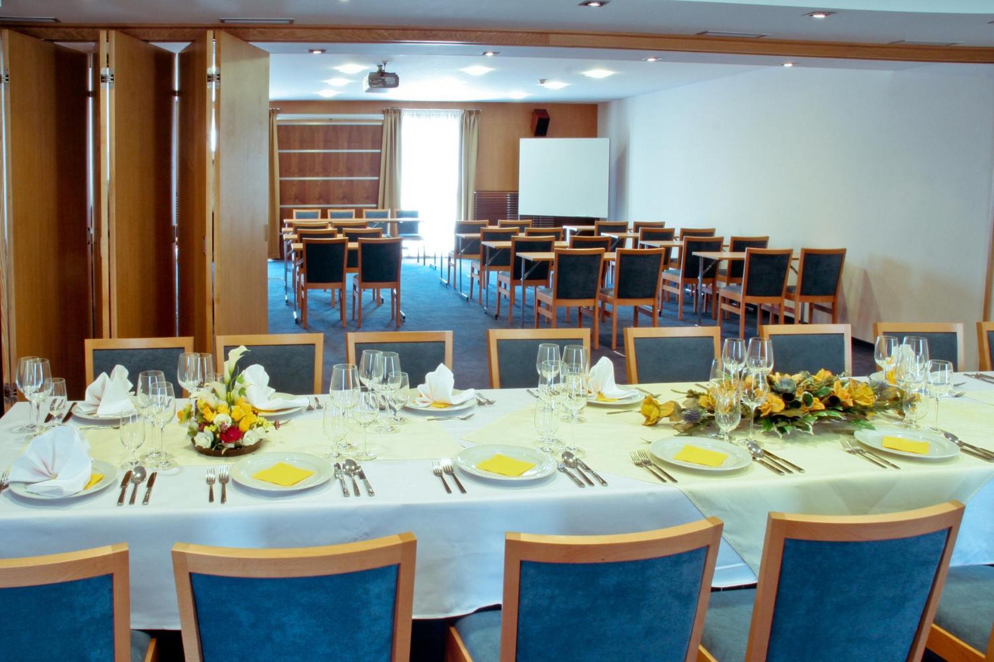 Impiq Hotel Τρνάβα Εξωτερικό φωτογραφία