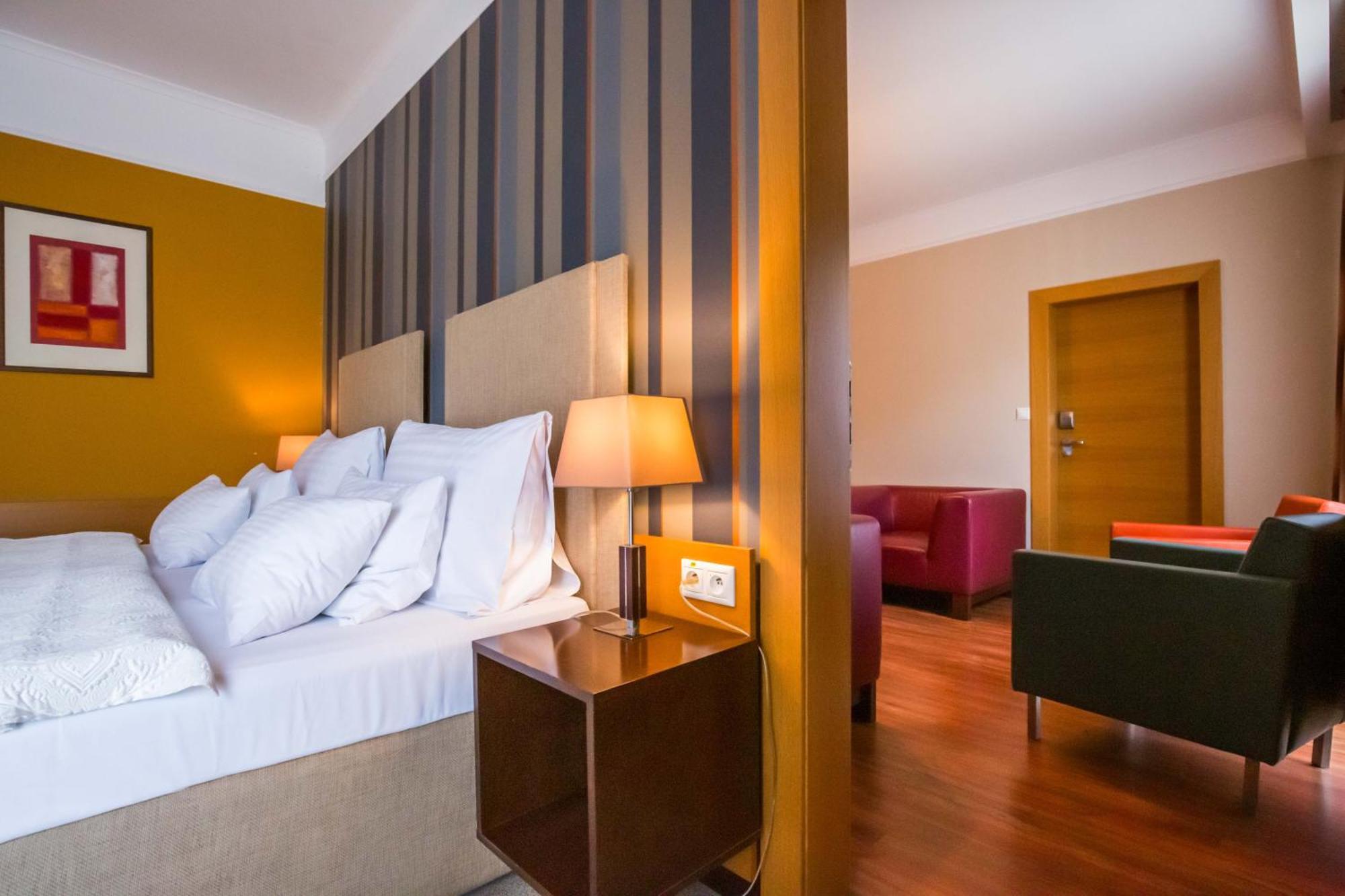 Impiq Hotel Τρνάβα Εξωτερικό φωτογραφία