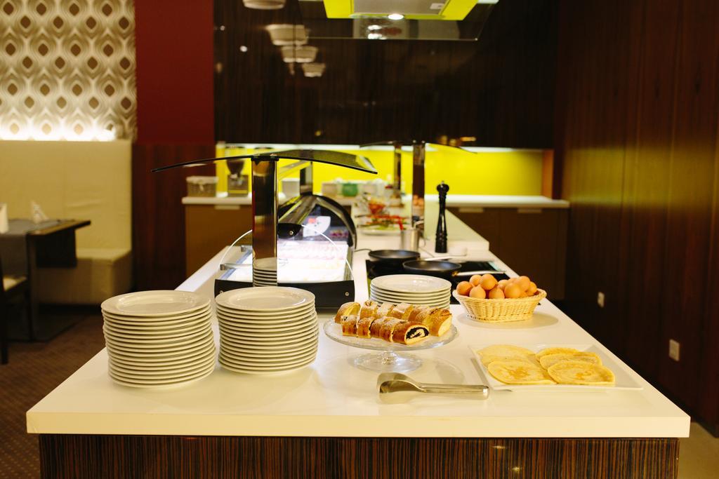 Impiq Hotel Τρνάβα Εξωτερικό φωτογραφία